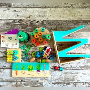 Lovevery The Pioneer or The Adventurer complete kit